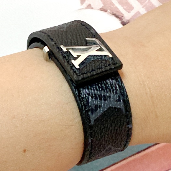 COPY - COPY - Louis Vuitton Slim Leather Bracelet Adjustable
Size - Picture 1 of 12